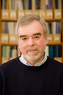 Headshot of Dr Robin Darton